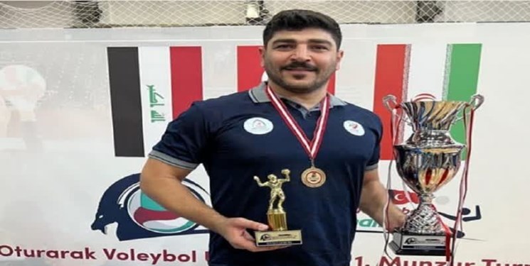 قهرمانی ورزشکار انزلیچی با تیم ملی والیبال نشسته