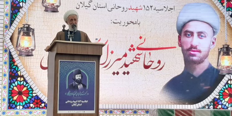 امام جمعه موقت تهران خطاب به مستکبران: عمامه روحانیت کفن ما است