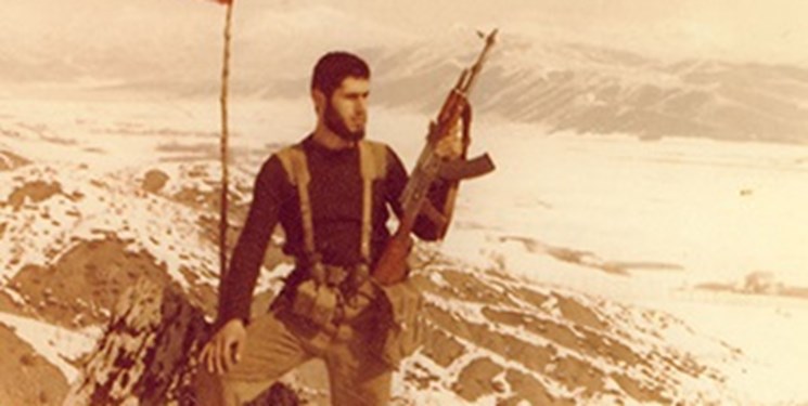 سیامک، مردِ میدان انقلاب انزلی/از ممنوعیت پوشیدن کتانی تا پنهان شدن در پشت بام اداره برق انزلی