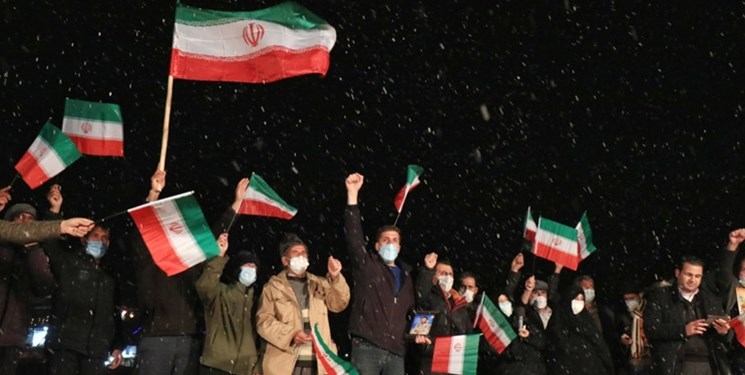 جشن «پیروزی انقلاب» با برف شادی از آسمان تماشایی‌تر شد/ گلبانگ «الله اکبر» گلستانی‌ها کاخ سفید را به لرزه درآورد