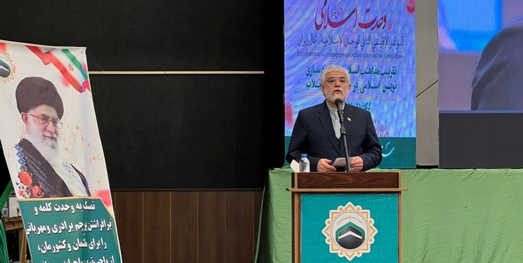 گلستان زمینه زندگی بین اقوام و ادیان را فراهم کرده است