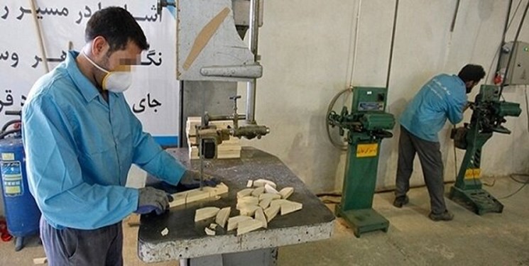 زندانیان مشغول کارند