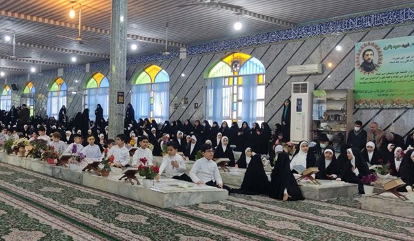 فیلم| دهه نودی‌ها گلزار شهدا را عطرافشانی کردند