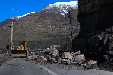 لق گیری سنگ در جاده کندوان