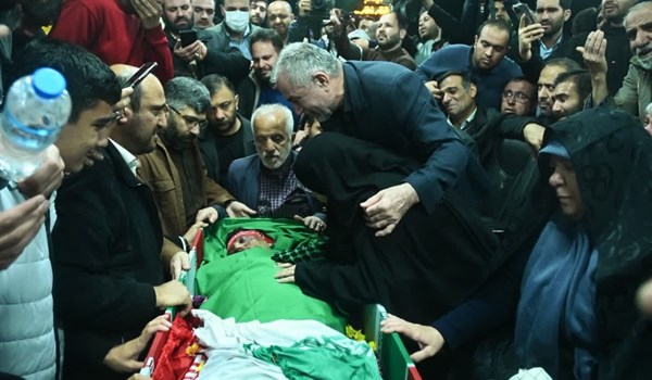 فیلم| وداع فرزند شهید مدافع حرم «مقداد مهقانی» با پیکر پدر