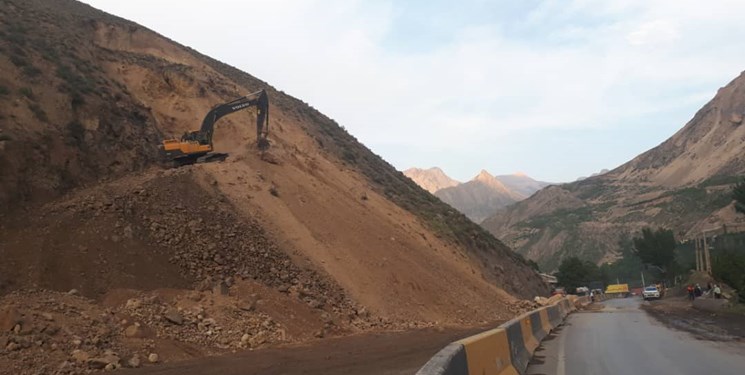 بارانی و لغزندگی محورهای کندوان و هراز/ احتمال لغو محدودیت یک‌طرفه کندوان