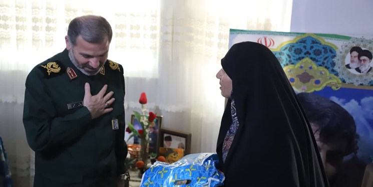 دیدار سردار مسلمی با خانواده شهدای مدافع حرم/شهدا الگوی درخشان برای نسل جوان هستند