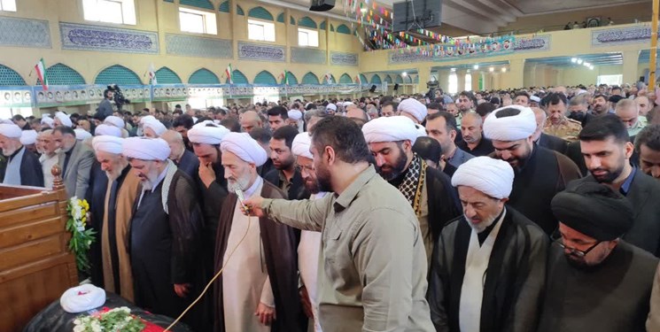 پیکر شهید آیت‌الله سلیمانی برای اقامه نماز به مصلی منتقل شد+ فیلم