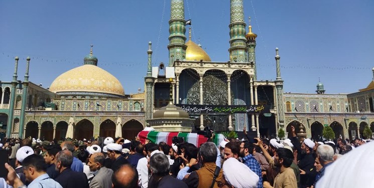 پیکر آیت‌ الله سلیمانی در جوار حرم کریمه اهل بیت(س) آرام گرفت + فیلم و عکس