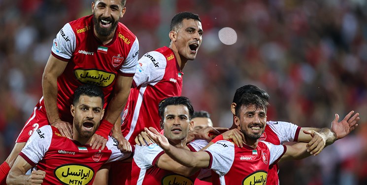 تجمع هواداران عاشق پرسپولیس جلوی هتل محل اقامت در بابلسر+ فیلم