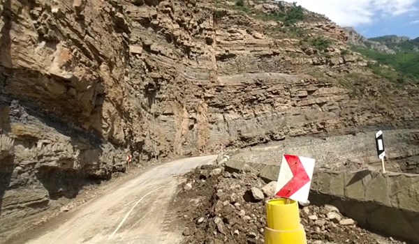 فیلم| انسداد محور کندوان براثر ریزش کوه