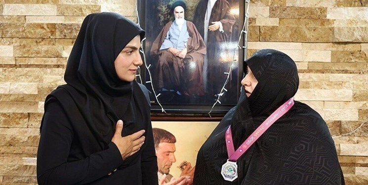 حکایت مادری قهرمان و محجبه‌ که مشت محکم بر دهان معاندان زد!