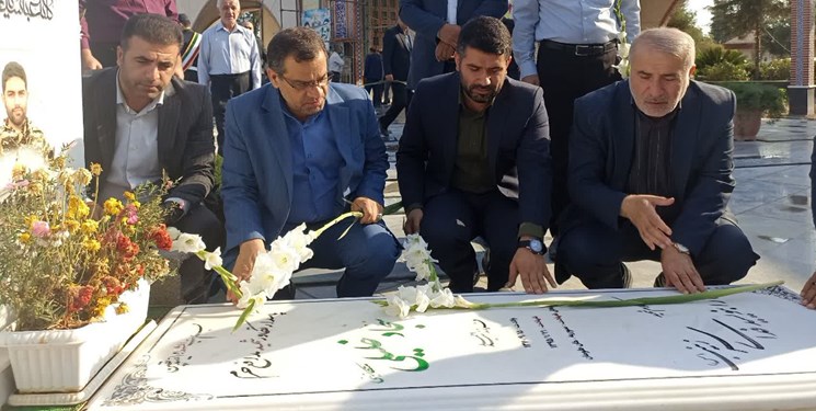 اجرای برنامه‌های هفته دولت با غبارروبی گلزار شهدا در شرق مازندران
