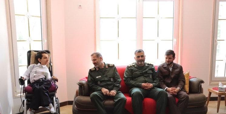 دیدار و تقدیر فرمانده سپاه کربلا از دانش آموز نخبه معلولی که در کنکور خوش درخشید