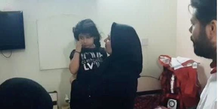 کودک گمشده با کمک امدادگران هلال احمر به آغوش خانواده بازگشت