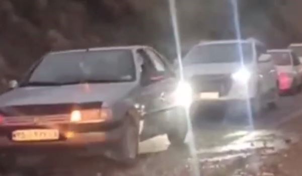 فیلم| بازگشایی محور هراز بعد از ریزش کوه