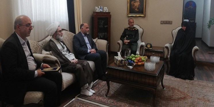 توجه به سیره عملی شهدا تنها راه برون‌رفت کشور از مشکلات است