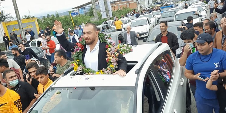 بازگشت پادشاه سنگین وزن کشتی آزاد جهان به زادگاهش