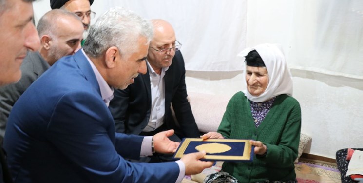 حضور استاندار گیلان در منزل شهید کیانی