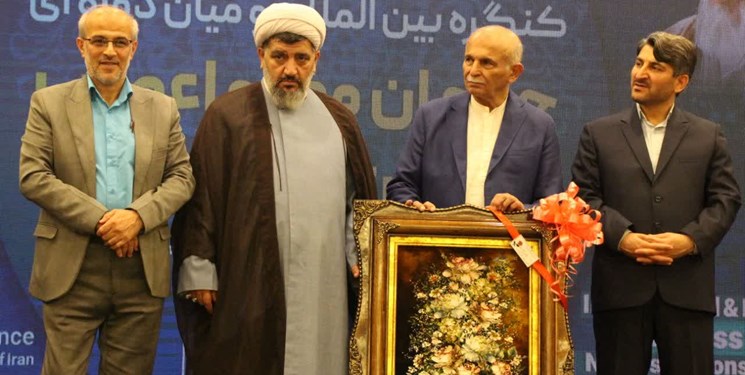بوسه امام جمعه بابلسر بر دستان جراحی که گره از کار بیماران باز می‌کند +فیلم