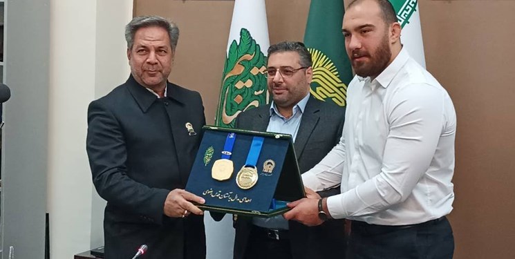 امیرحسین زارع مدال‌های طلا را تقدیم امام رضا(ع) کرد+ عکس