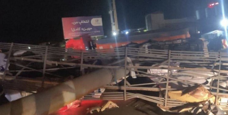 سقوط بیلبوردهای تبلیغاتی «پل‌سفید» در اثر وزش باد شدید