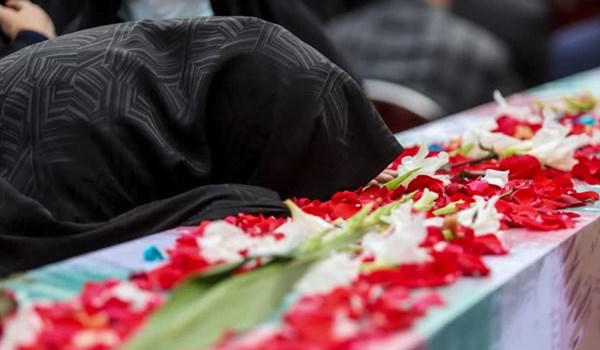فیلم| تشییع شهید گمنام بر دستان دختران دهه هشتادی