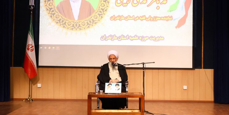 خط حوزه علمیه نباید از مسائل سیاسی جدا باشد