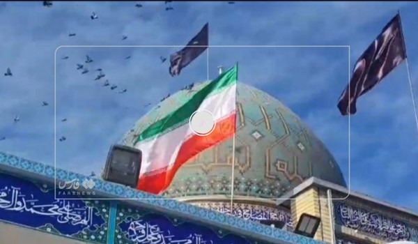 فیلم| اهتزاز پرچم عزا در حرم مطهرحضرت سلطان سید جلال الدین اشرف(ع) به احترام شهدای حادثه تروریستی کرمان