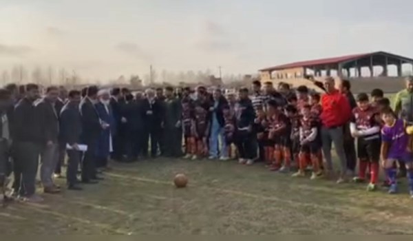 فیلم| هم‌بازی شدن استاندار گلستان با کودکان فوتبالیست در شهر تاتار