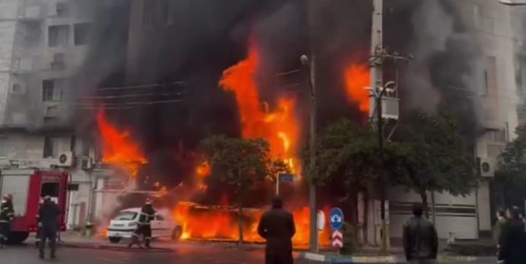 نجات 20 نفر در حادثه آتش‌سوزی ساختمان سلمان فارسی ساری