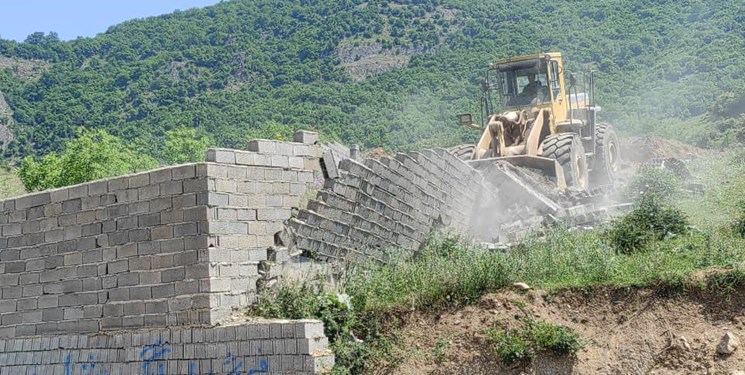 قلع و قمع 4 بنای ویلایی غیرمجاز در اراضی کشاورزی آمل
