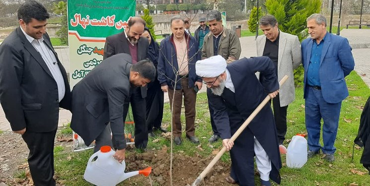 کاشت 67 اصله نهال به نام شهدای جنگل و حماسه 6 بهمن در دیار هزارسنگر
