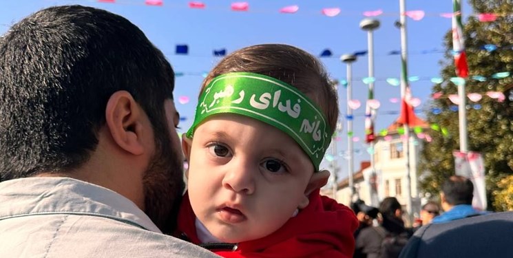 حضور دل‌انگیز دهه نودی‌ و هشتادی‌ها در راهپیمایی 22 بهمن + فیلم و عکس