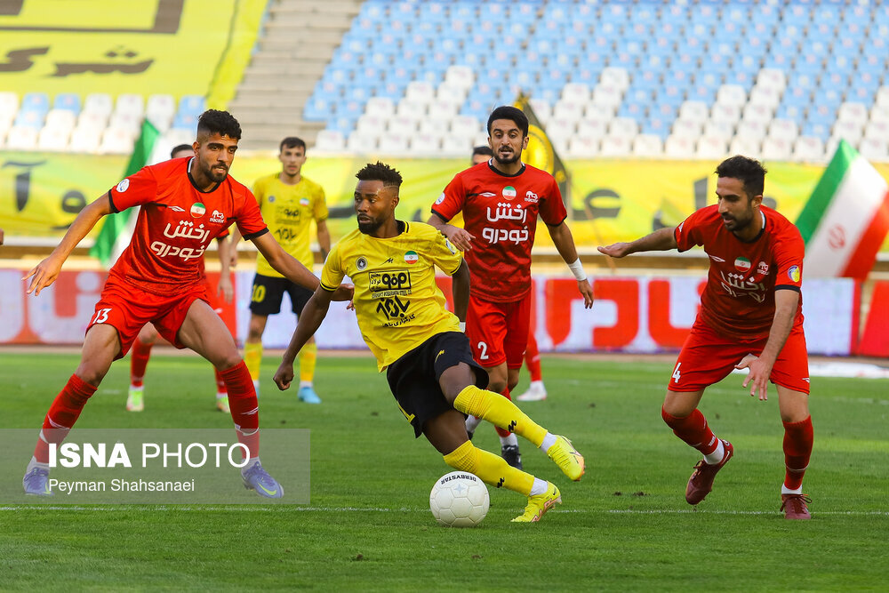 برد سپاهان و مس و نخستین شکست فولاد/ 3 امتیاز پرسپولیس از بازی جنجالی