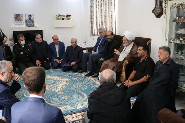 دیدار استاندار گیلان با خانواده شهید مدافع امنیت در لاهیجان