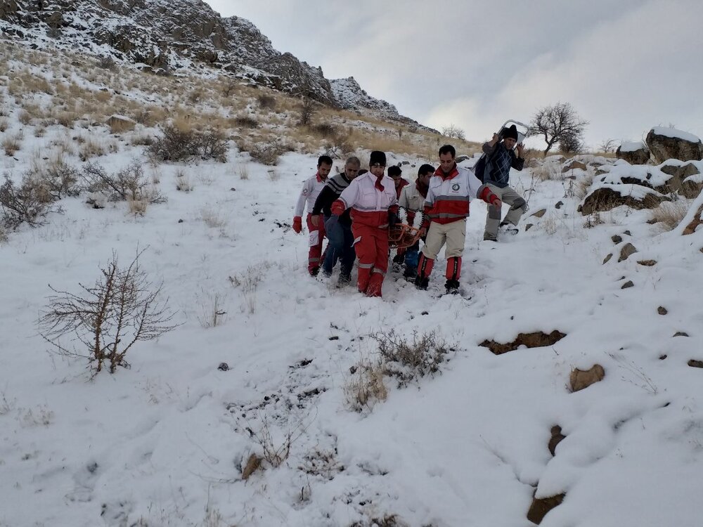 نجات جان یک کوهنورد با تلاش 3 تیم کوهستان
