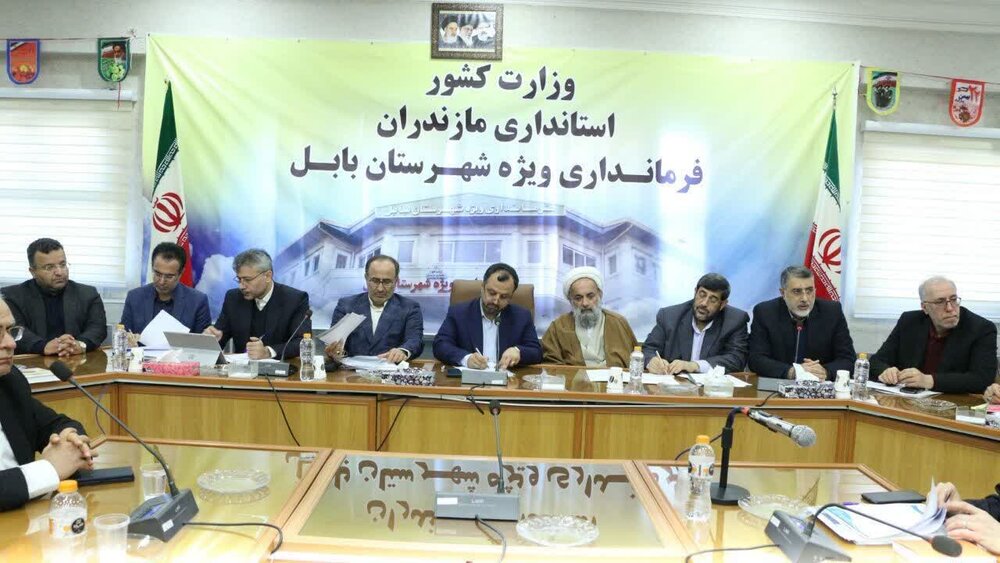 مرکبات روی درختان و برنج در شالیکوبی‌ها دپو شده است