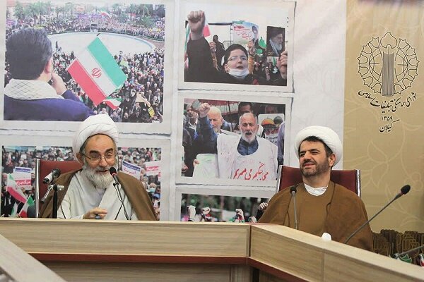 شعارهای اوایل انقلاب اسلامی زنده نگه داشته شود