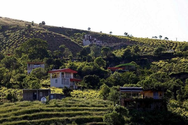 مردم سازندگان ویلاهای مجلل غیر مجاز را به دستگاه قضایی معرفی کنند
