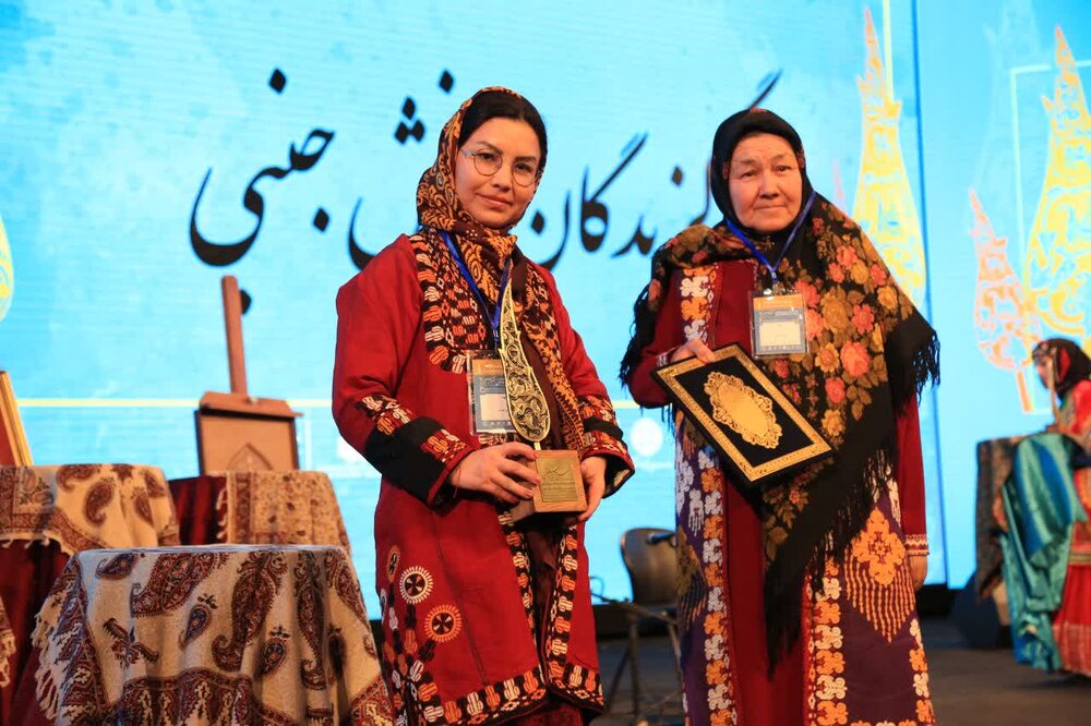 سرو سیمین جشنواره بین‌المللی صنایع‌دستی فجر در دستان بانوی ترکمن