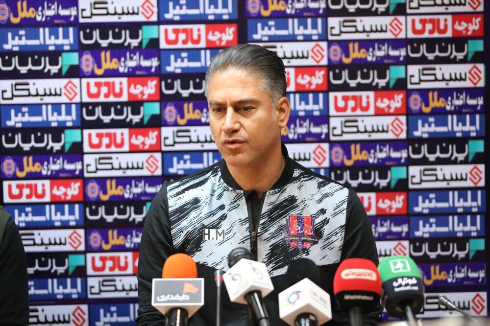 مطهری: خجالت می‌کشم بگویم هواداران نفت چه چیزی داخل زمین انداختند!