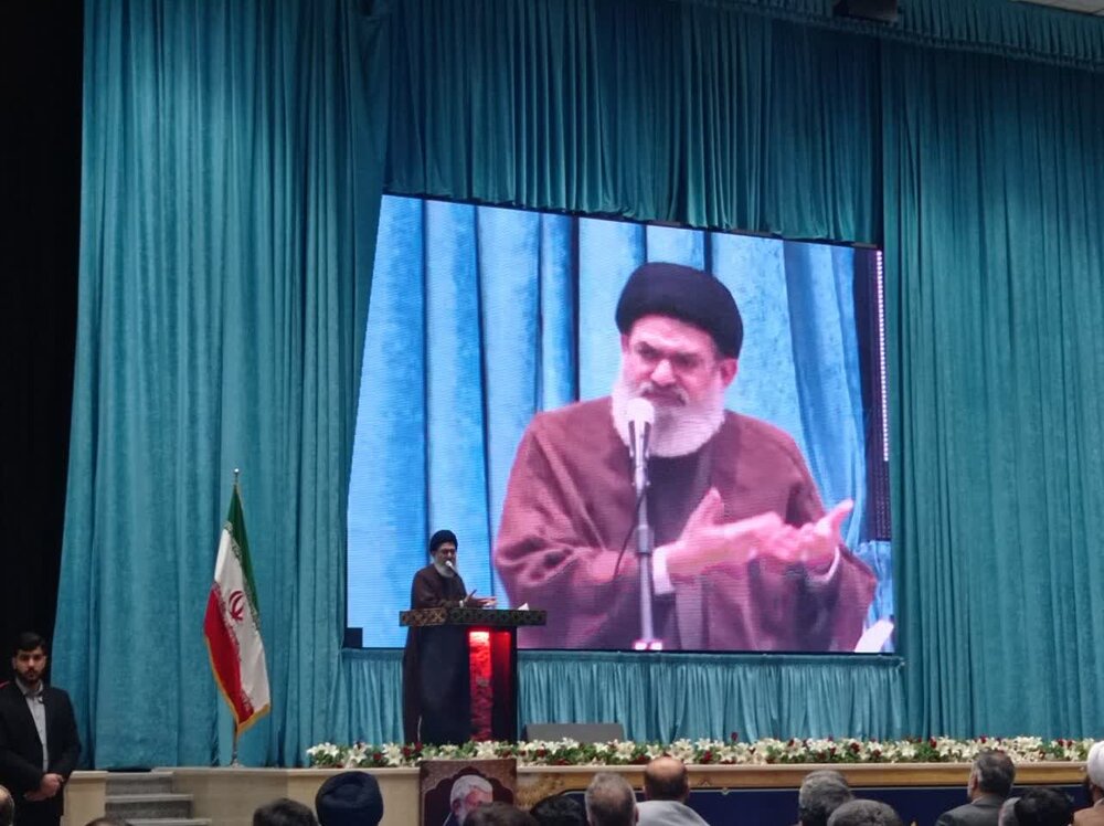 امتحان ما در زمان غیبت امام زمان(عج)، اطاعت از رهبری امام‌خامنه‌ای است.