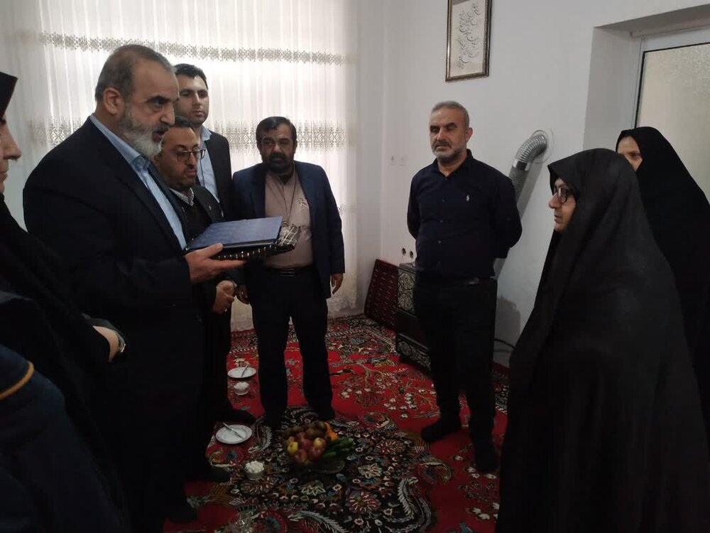اعضای جهاد دانشگاهی مازندران با مادر شهید رسانه محمد حسن قریب دیدار کردند