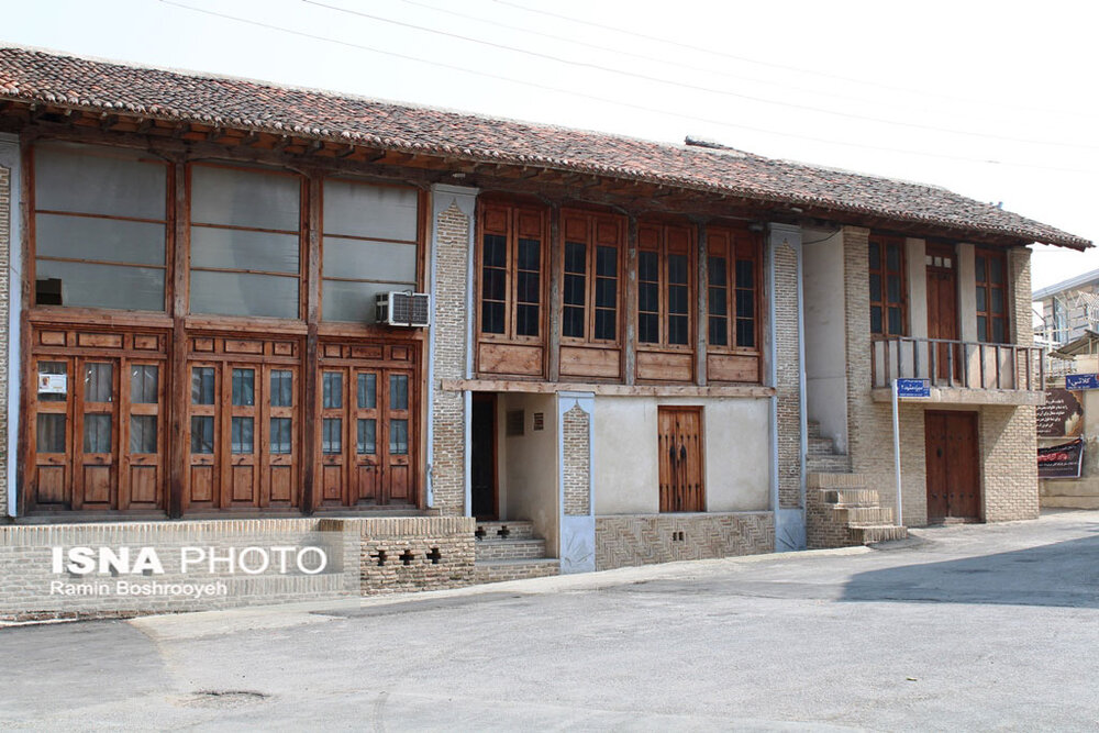 سیاحتی مصور در محله سبزه مشهد گرگان