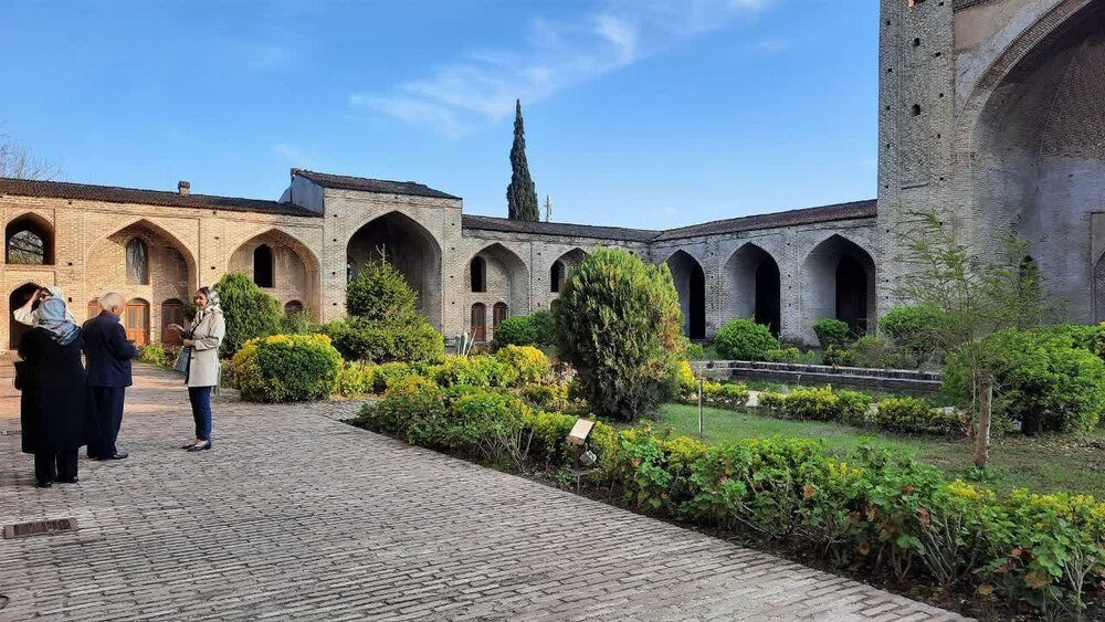 دیوارنویسی طلاب قاجاری بر دیواره مسجد- مدرسه فرح‌آباد