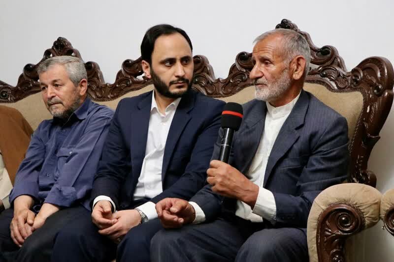 بهادری با خانواده دو شهید مدافع حرم بابل دیدار کرد/جشن تولد فرزند شهید طاهر با حضور سخنگوی دولت