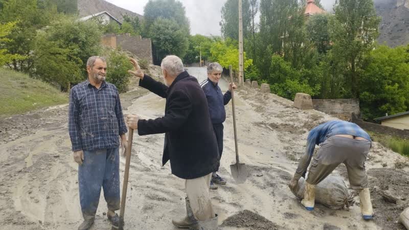 باران سیل آسا به تاسیسات 4 روستای بخش لاریجان آمل خسارت وارد کرد/ ریزش سنگ درجاده هراز
