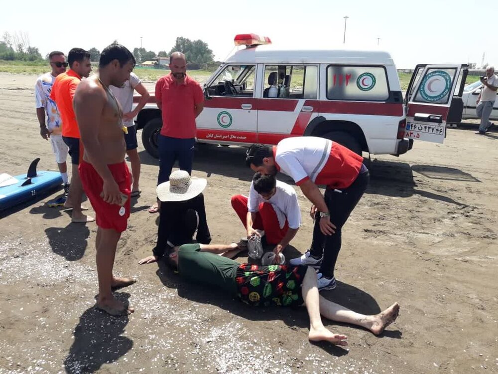 نجات جان 4 مسافر از غرق شدن در ساحل بندرانزلی