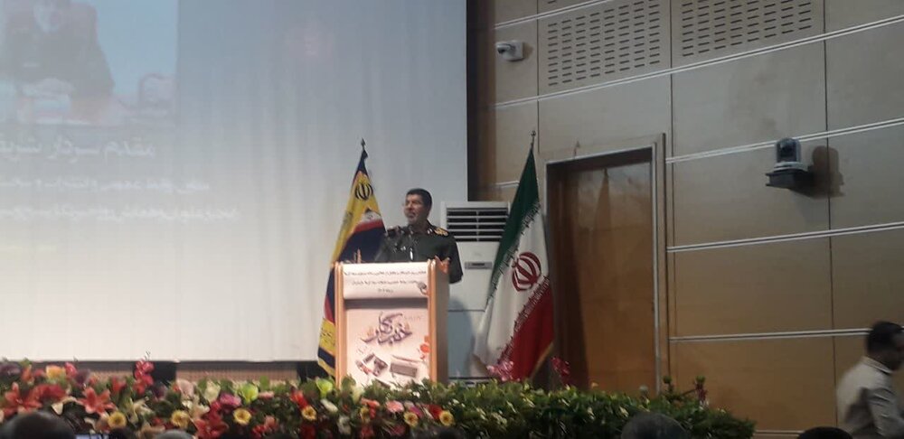 خبرنگاران در بیان مشکلات جامعه احتیاط کنند تا در دام دشمن نروند